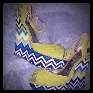Platform peep toe shoes